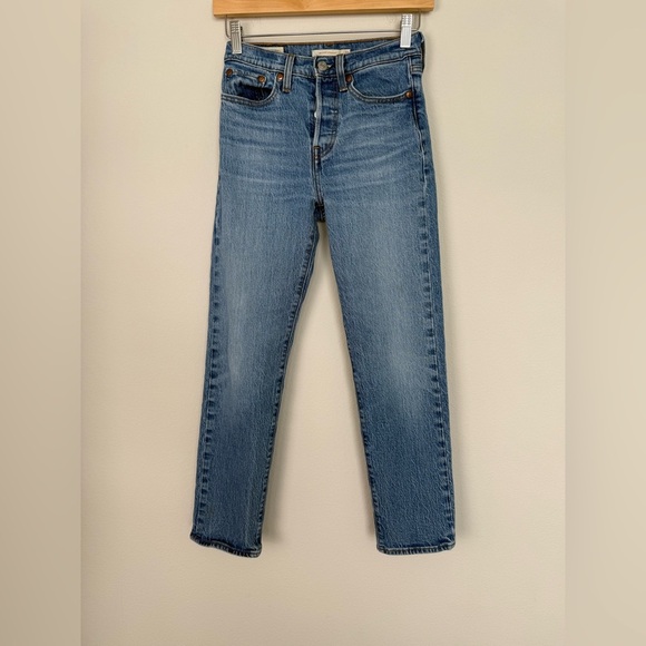 Levi’s Wedgie Straight Leg Denim Medium Wash Mid Rise Classic Western Size 24 - Picture 1 of 12